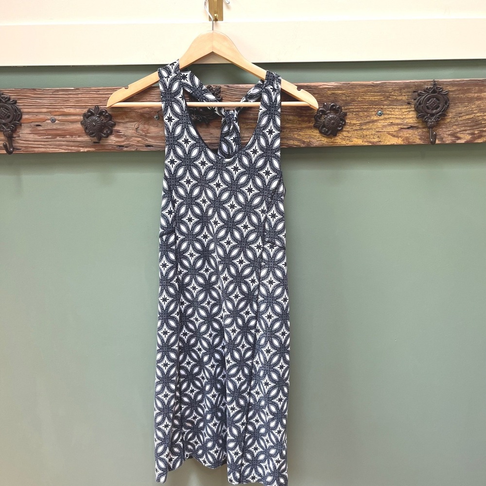 Title Nine Womens Black White Geometric Racerback Athletic Dress Shelf Bra M‎